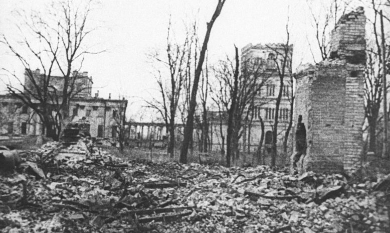 Разрушенный дворец Паскевичей в освобожденном Гомеле. 1944 г. 