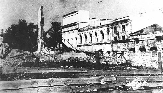 Разрушенный драматический театр. Декабрь 1941 г.