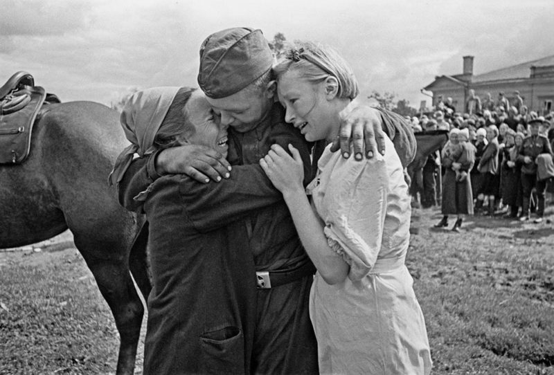 Горожане встречают освободителей. 17 сентября 1943 г.