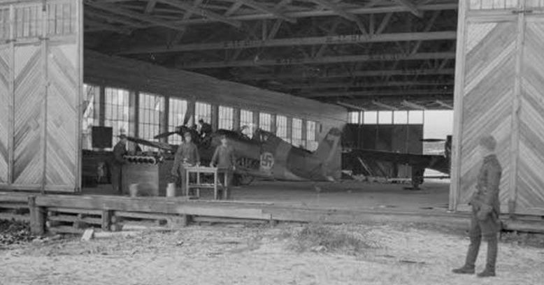 Немецкие самолеты в ангаре аэропорта. 1942 г. 