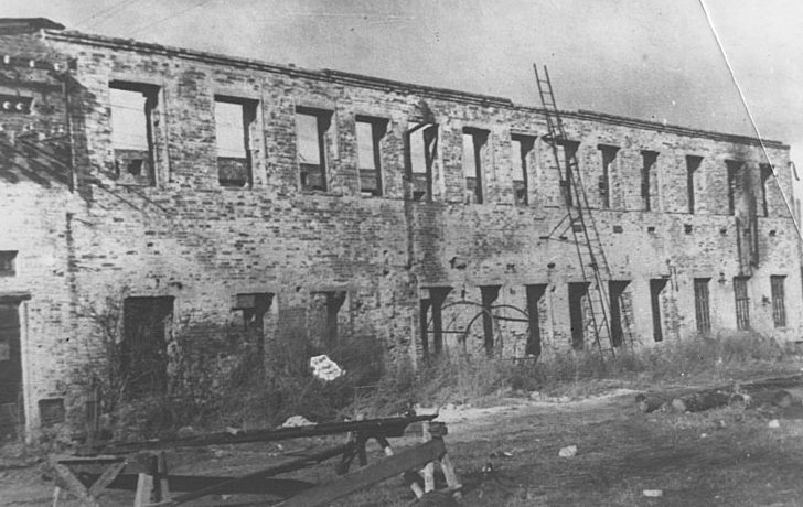 Разрушенный замшевый цех кожзавода «Красный Октябрь». Декабрь 1941 г.