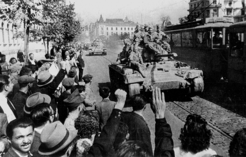 Жители Софии приветствуют советских солдат. Сентябрь 1944 г.