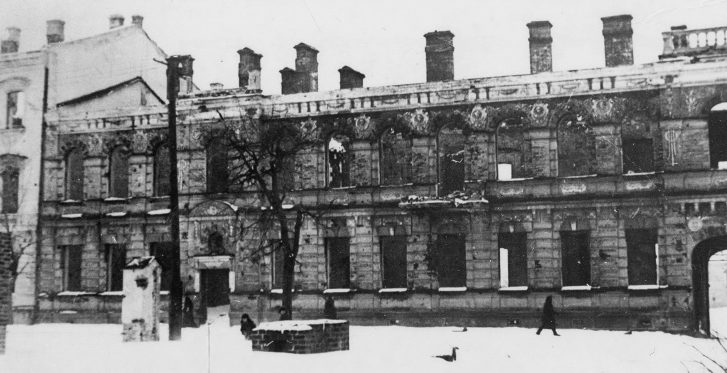 Сгоревшее здание исторического музея на улице Ленинской. 1944 г.