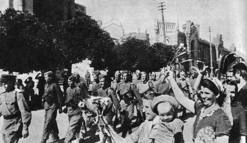Горожане встречают освободителей. 24 августа 1944 г.