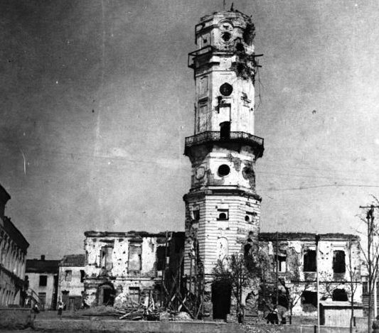  Разрушенная ратуша. 1944 г.