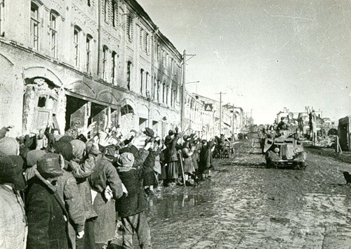 Горожане встречают освободителей. 12 марта 1943 г.