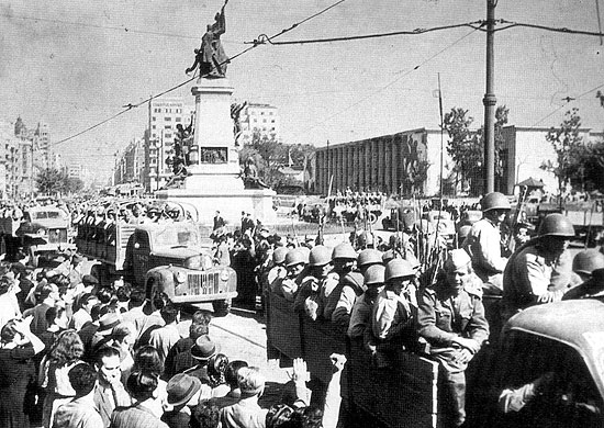 Горожане встречают освободителей. 24 августа 1944 г. 