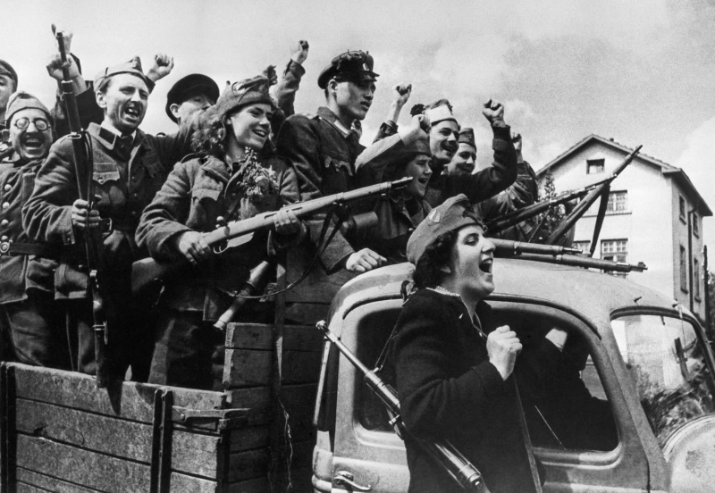 Бойцы Отечественного фронта Болгарии на улице освобожденной Софии. Сентябрь 1944 г. 