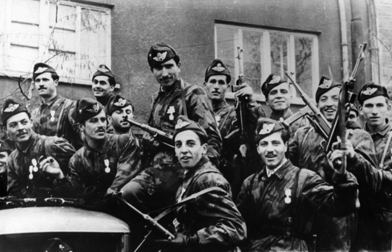 Бойцы Отечественного фронта Болгарии на улице освобожденной Софии. Сентябрь 1944 г. 