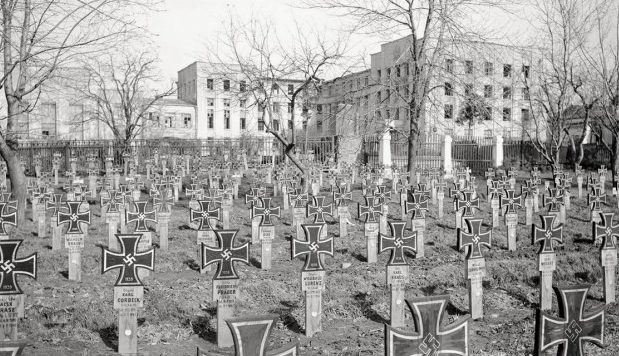 Немецкое кладбище на месте нынешнего сквера им. Тютчева. Сентябрь 1943 г. 