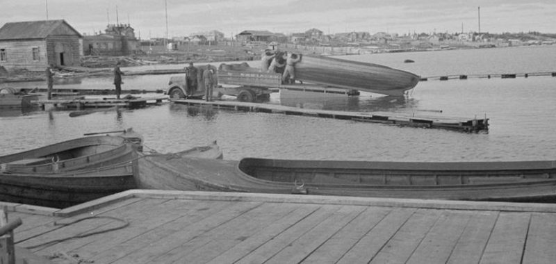 Спуск катера на городской пристани. 1943 г.