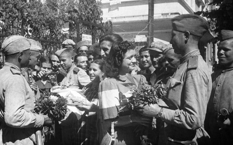 Жители Варны встречают солдат Красной Армии. Сентябрь 1944 г.