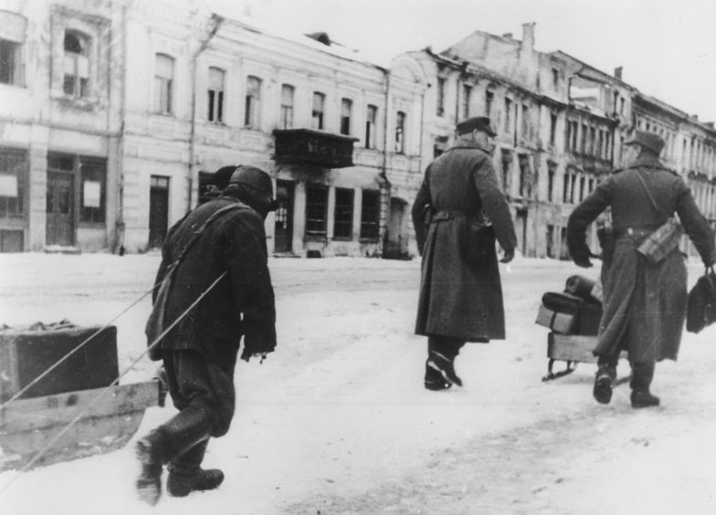 Улицы города в оккупации. 1942 г. 