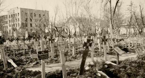 Немецкое кладбище на месте нынешнего сквера им. Тютчева. Сентябрь 1943 г. 