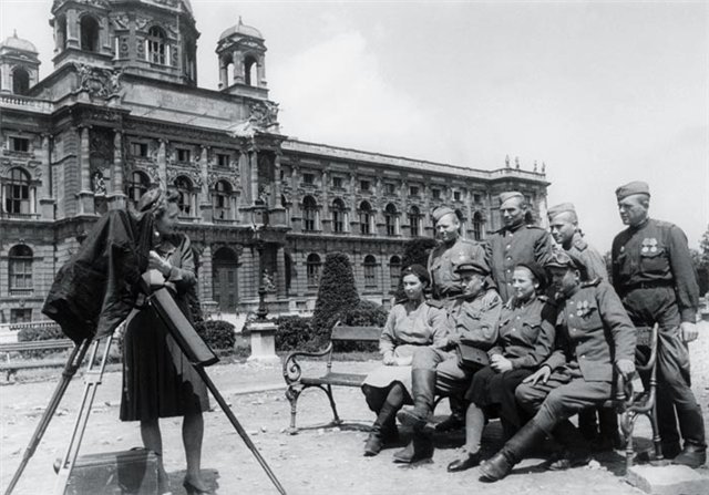 Красная Армия в городе. Март 1943 г. 