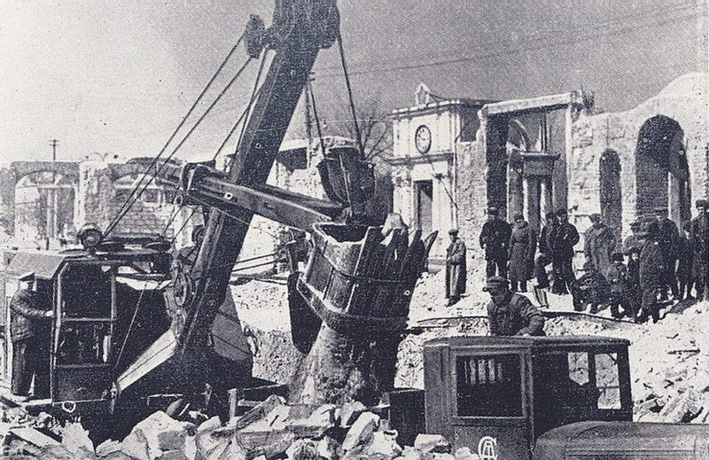 Уборка развалин на центральной площади. 1944 г.