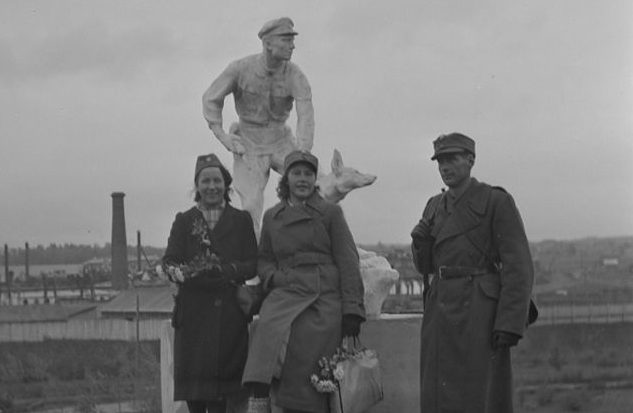 Финские солдаты у памятника советским пограничникам. 1943 г. 