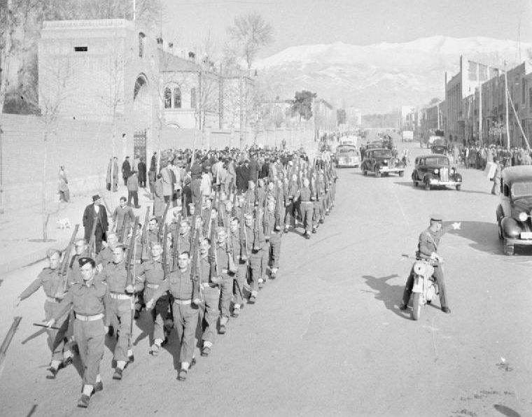 Солдаты 2-го Нортгемптонширского Йоманри маршируют через Тегеран. 11 января 1943 г.