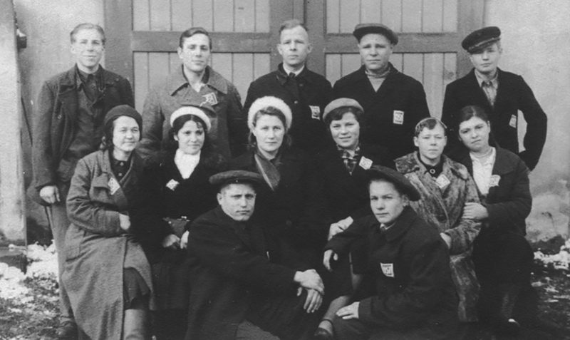 Остарбайтеры из Витебска перед отправкой в Германию. 1942 г.