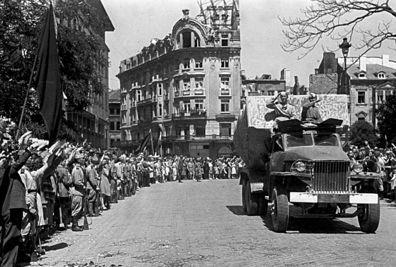 Жители Софии встречают освободителей. 16 сентября 1944 г.
