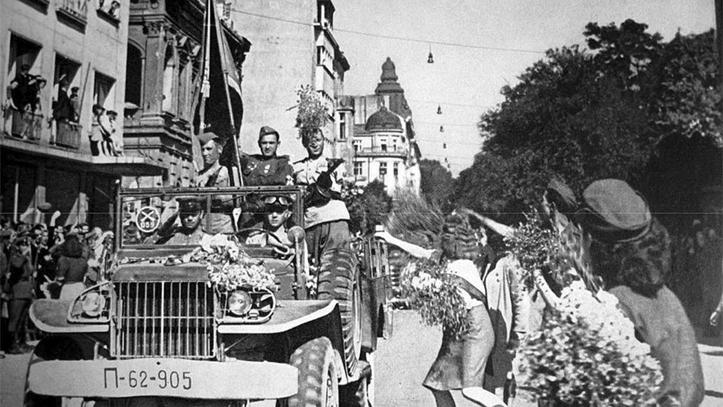 Жители Софии встречают освободителей. 16 сентября 1944 г.