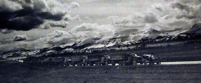 Колонна «Студебекеров» с грузами ленд-лиза в Персидском коридоре, на пути в СССР. Март 1943 г.