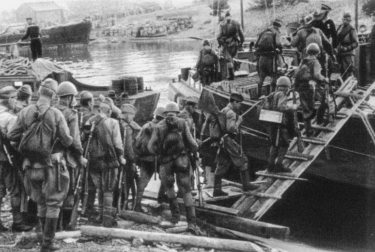 Посадка советского десанта на катер во время Выборгско-Петрозаводской наступательной операции. Июнь 1944 г. 