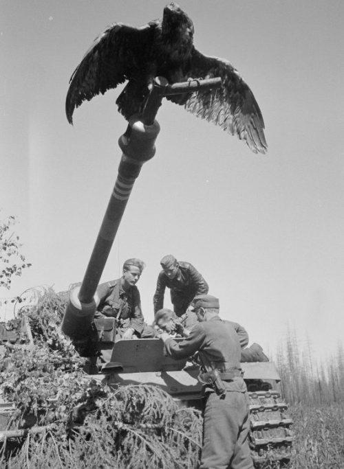 Экипаж финского StuG III за ремонтом на северной окраине города. Июнь 1944 г.