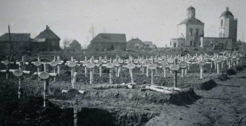 Немецкое кладбище на околице города. 1943 г.