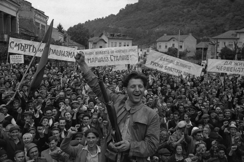 Жители болгарского городка празднуют освобождение от немцев. Сентябрь 1944 г.