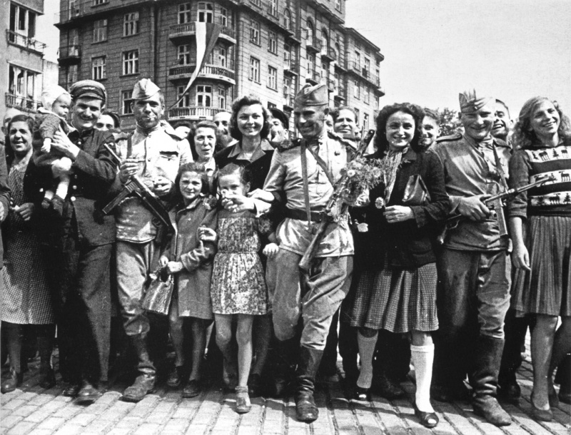 Советские солдаты среди жителей освобожденной Софии. 12 октября 1944 г.