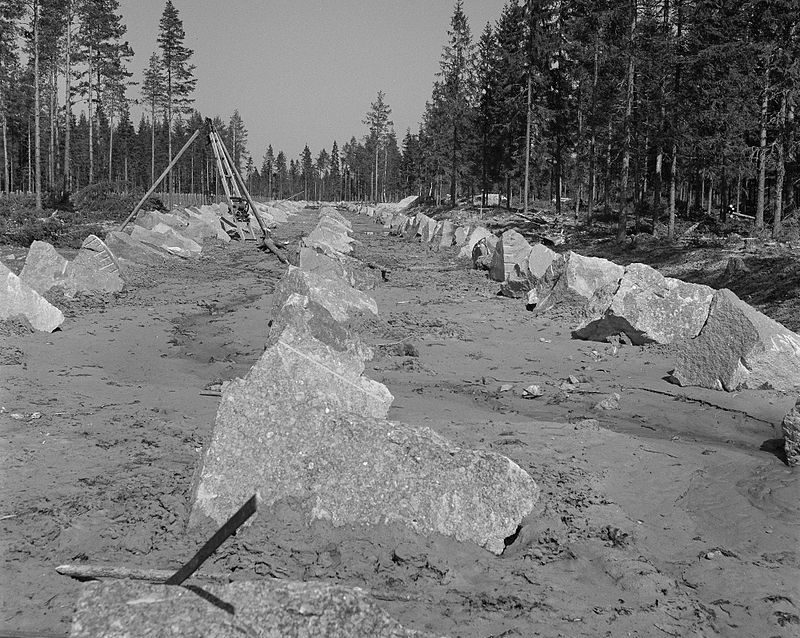 Финские противотанковые заграждения у Выборга. Июнь 1944 г.