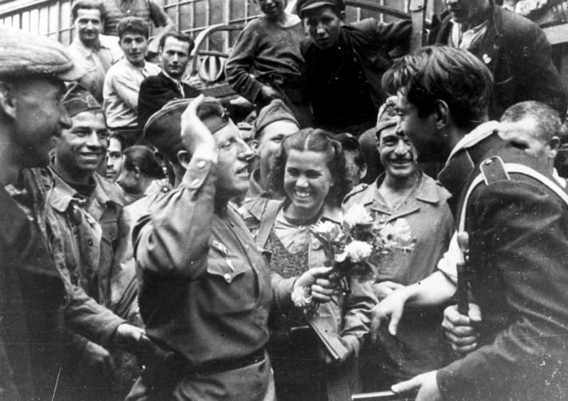 Советские солдаты среди жителей освобожденной Софии. 12 октября 1944 г.