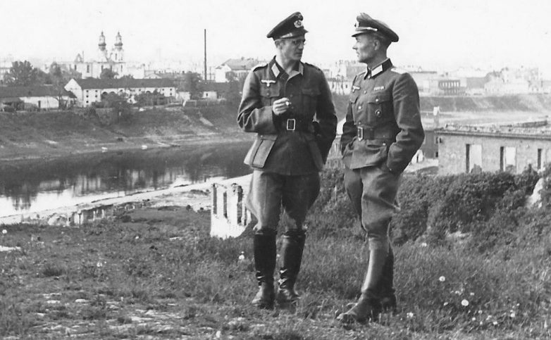 Немецкие офицеры на фоне Задвинья. 1943 г.