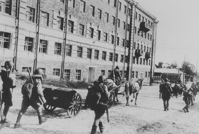 Красноармейцы занимают город. Июнь 1944 г.