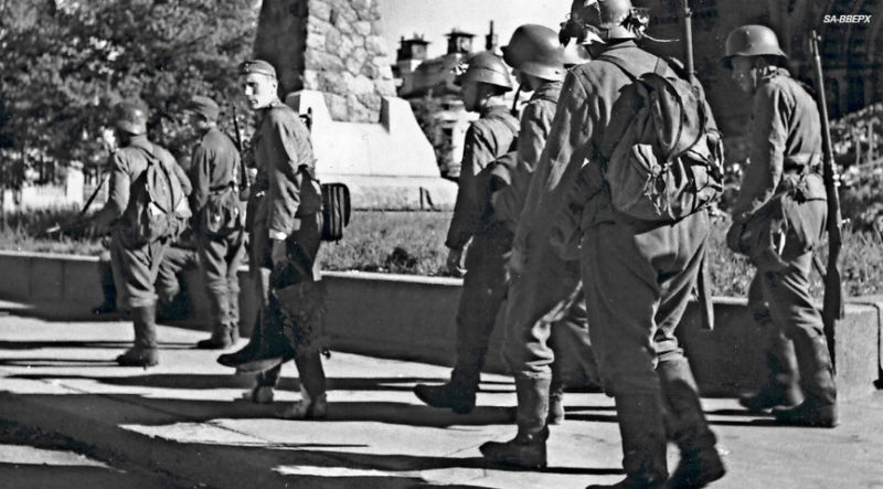 Финские войска покидают город. Июнь 1944 г.