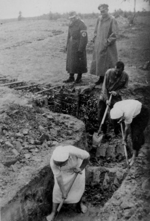 Мирные жители работают на создании оборонительной линии под Витебском. Июнь 1944 г.