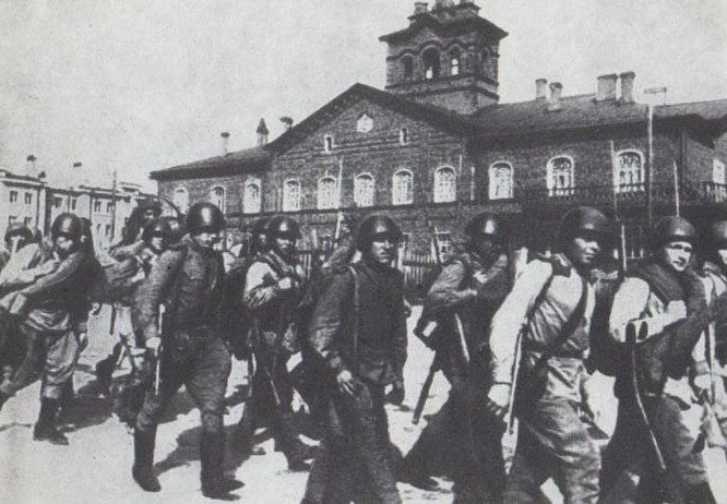 Красноармейцы занимают город. Июнь 1944 г.