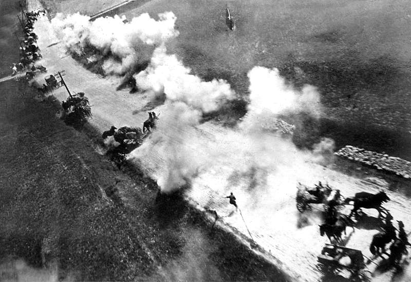 Бомбежка немецкого обоза под Витебском советским ИЛ-2. Июнь 1944 г.