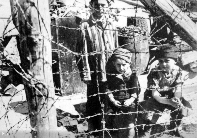 Советские дети-узники 6-го финского концлагеря в Петрозаводске. Июнь 1944 г. 