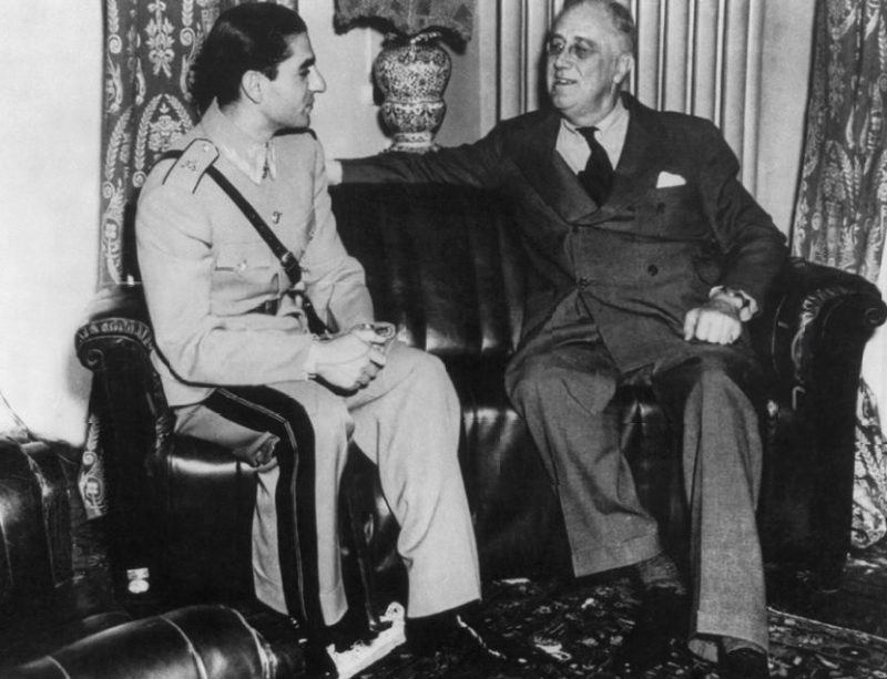 Шах Ирана Мохаммад Реза, с американским президентом Франклином Д. Рузвельтом во время Тегеранской конференции. Ноябрь 1943 г.