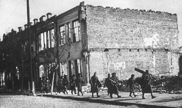 Город в оккупации. 1943 г. 
