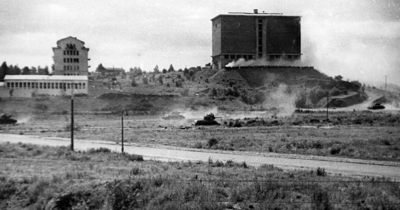 Т-34 в наступлении на окраине города. Июнь 1944 г.