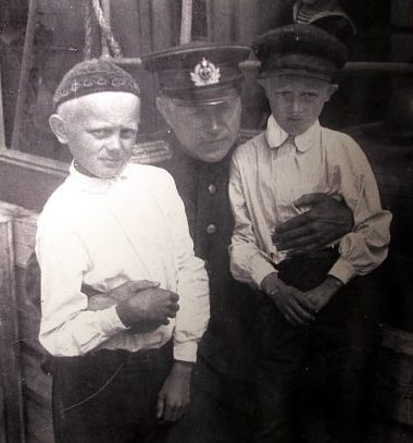 Капитан Кузьмин со своими сыновьями, которых он нашел в одном из концлагерей Петрозаводска после освобождения. Июнь 1944 г. 