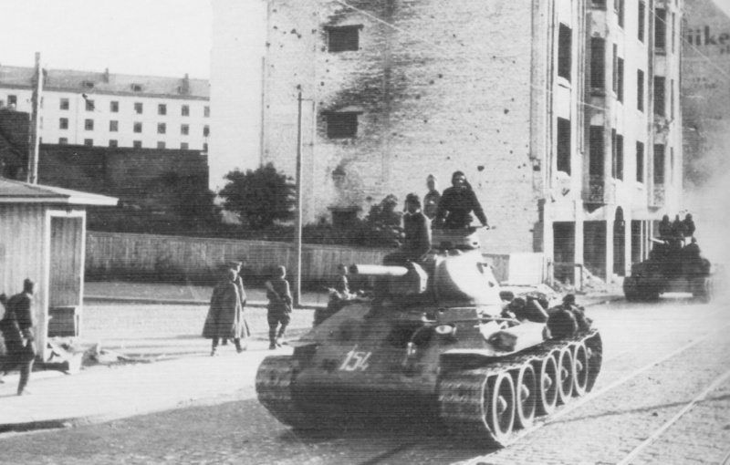 Советские танки Т-34 в городе. Июнь 1944 г.
