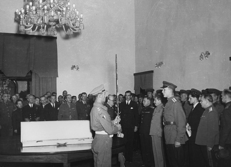 Премьер-министр Черчилль от имени короля Великобритании Георга VI вручает Сталинградский меч Сталину. Тегеран, 28 ноября 1943 г.