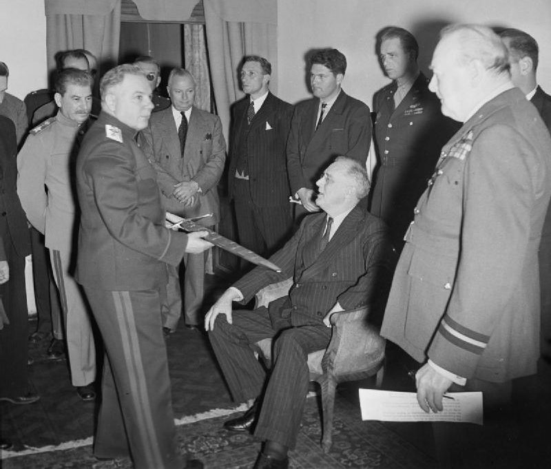 Ворошилов демонстрирует меч Сталинграда президенту США Франклину Рузвельту в зале заседаний Советского представительства в Тегеране. 28 ноября 1943 г.
