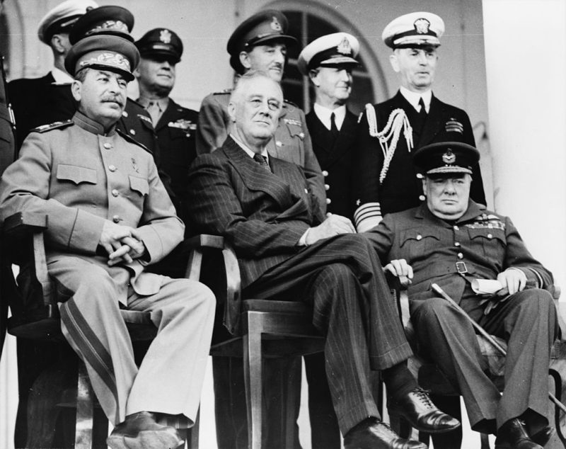 Сталин, Рузвельт и Черчилль во время Тегеранской конференции. Декабрь 1943 г.