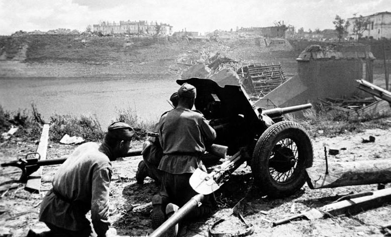 Советские артиллеристы у Двинского моста. Июнь 1944 г. 