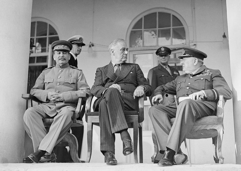 Сталин, Рузвельт и Черчилль во время Тегеранской конференции. Декабрь 1943 г.